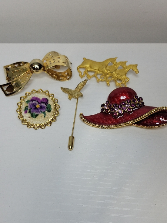 Jewelry - Vintage Brooch Bundle